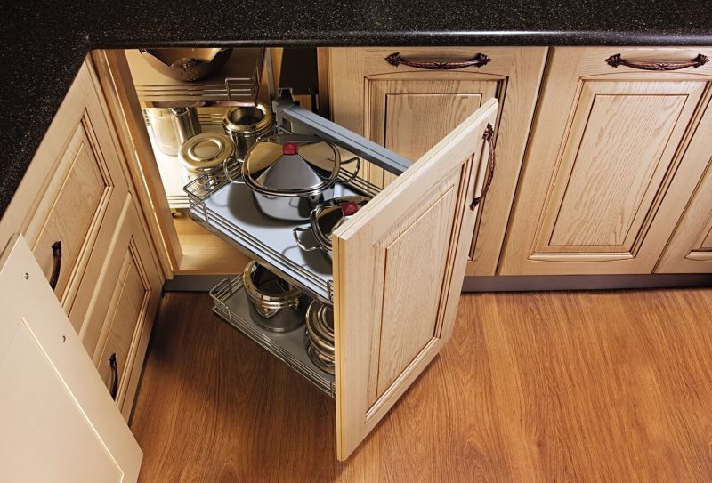 Élément de cuisine d'angle avec panneau coulissant pratique