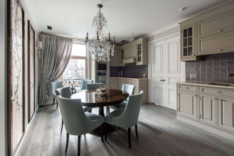 Cuisine de style néoclassique spacieuse avec table à manger