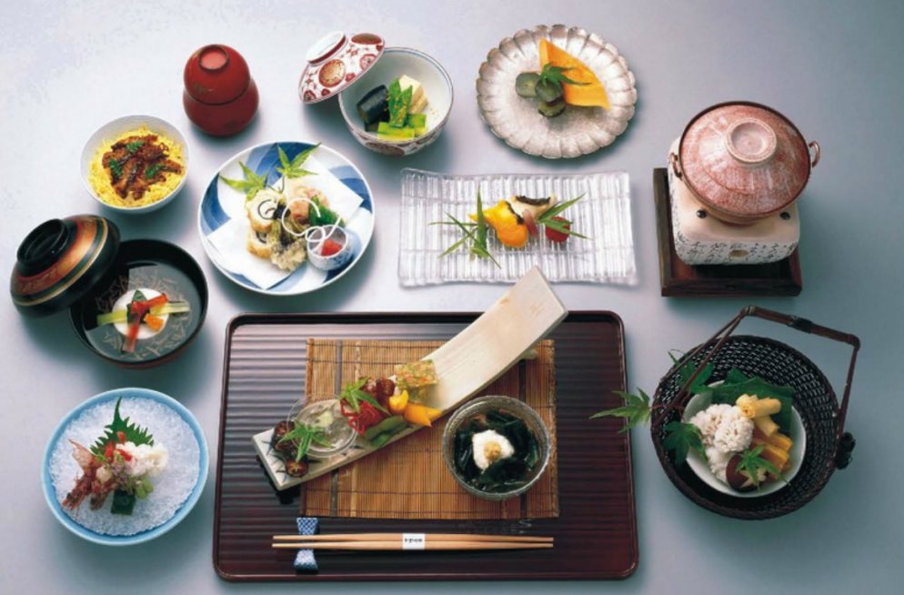 Platos japoneses en la mesa de la cocina