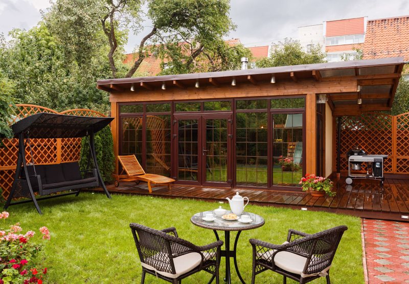 Το γκαζόν μπροστά από την καλοκαιρινή κουζίνα στην ύπαιθρο