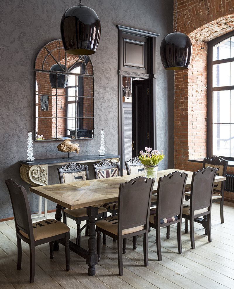 Espejo grande en la pared de la cocina en estilo loft.