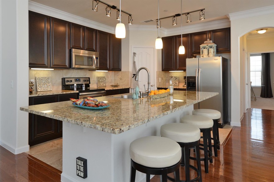 Mặt bàn bằng đá của quầy bar trong nhà bếp với đồ nội thất bằng gỗ