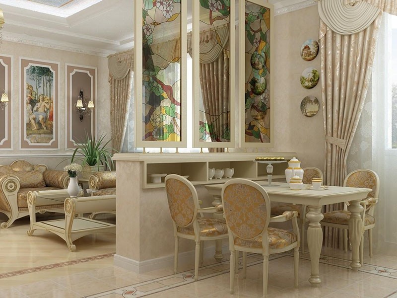 Παράθυρα από βιτρό στην τραπεζαρία της κουζίνας-σαλόνι