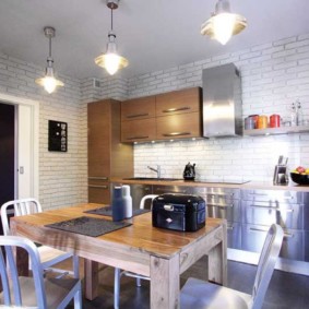 cocina con pared de ladrillo y delantal
