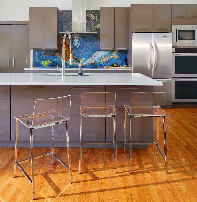 Abstrakte Mosaikfliese im Kücheninnenraum