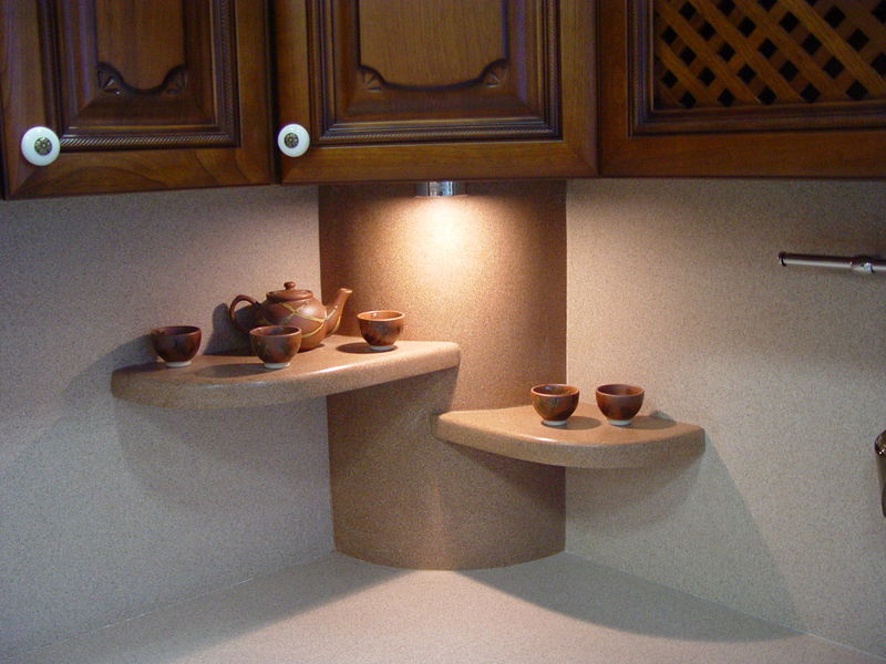 Prateleiras de pedra artificial na área de trabalho da cozinha