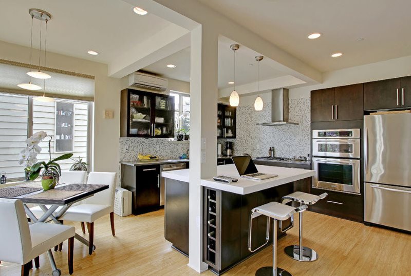 Kolom in het interieur van de keuken-woonkamer van een privéwoning