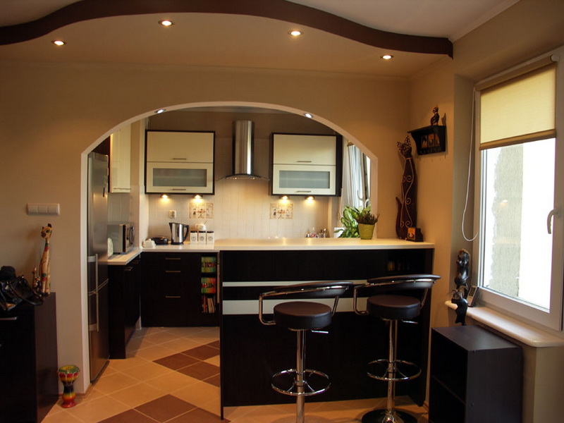 Φωτιζόμενη αψίδα στα σύνορα της κουζίνας και του καθιστικού