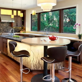 tabourets de bar pour la conception de cuisine photo