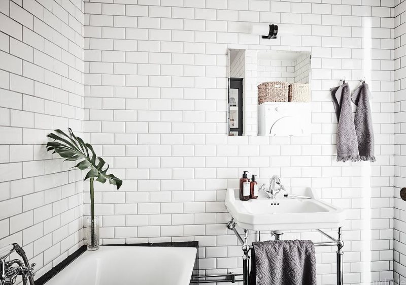 White tile hog in a Scandinavian style bathroom