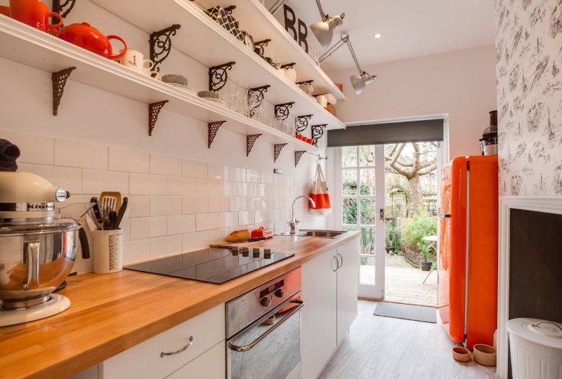 Fone de ouvido linear com prateleiras abertas em vez de armários