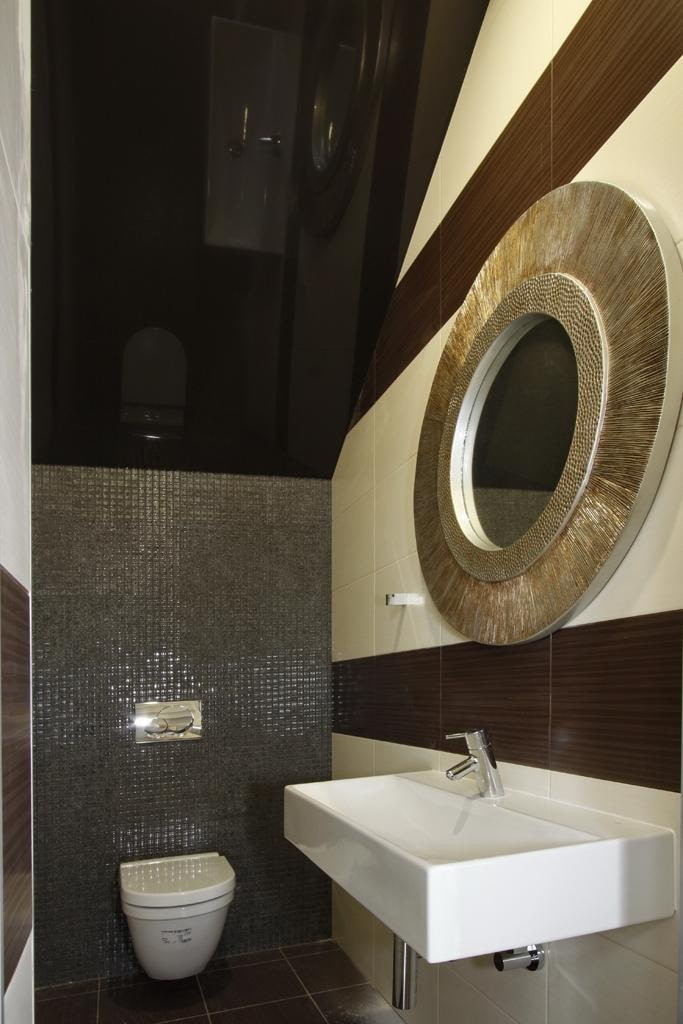 Plafond noir à l'intérieur des toilettes