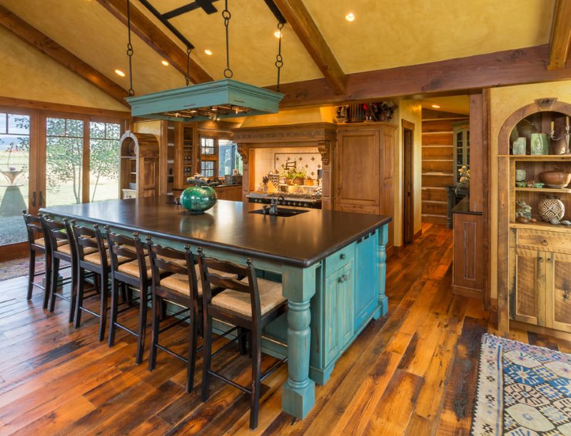 Масивна дъска на пода в италианската кухня