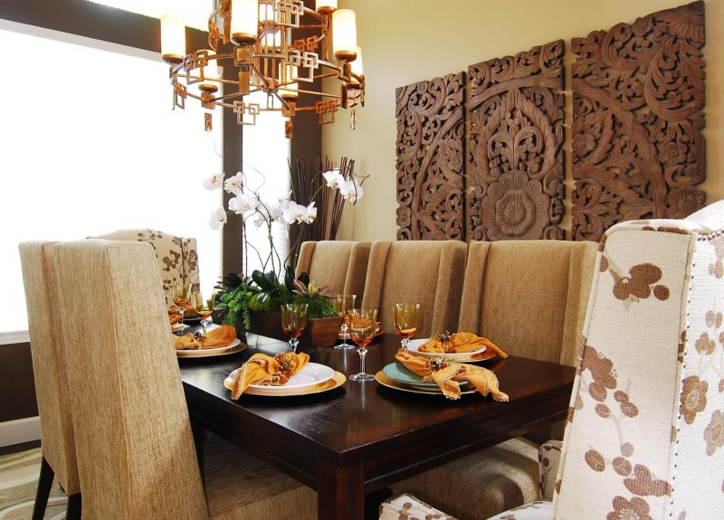 Dekor Holzwand im Esszimmer eines Privathauses