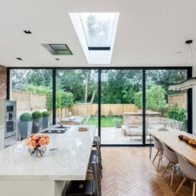 ruang makan di meja kayu dapur