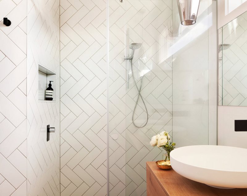 Wild boar without chamfer on the wall of the shower