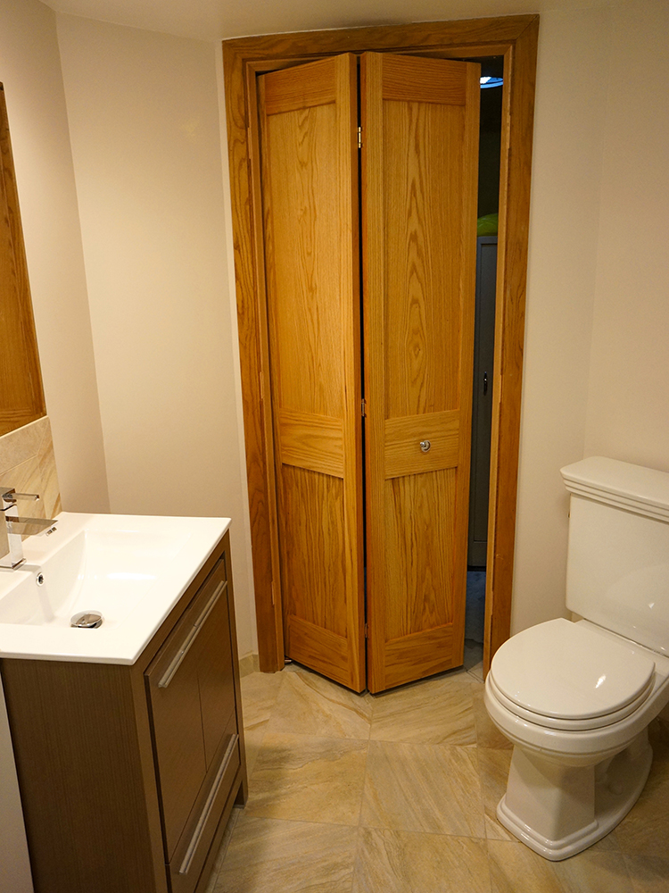 Libro de puerta de madera en el baño de una casa privada