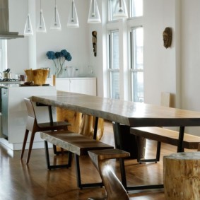 Muebles de madera con superficies lacadas.