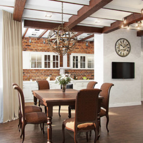 Vigas de madera en un techo blanco