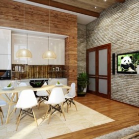 Respaldos blancos de sillas de cocina