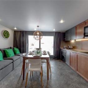 Almohadas verdes en un sofá gris