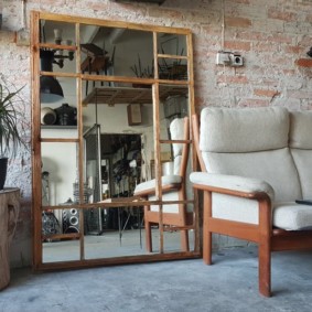 Espejo grande en el piso de la sala