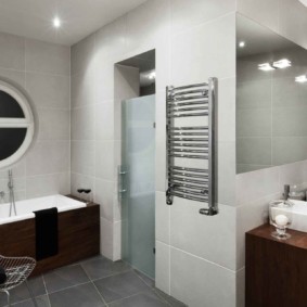 sèche-serviettes électrique dans la salle de bain