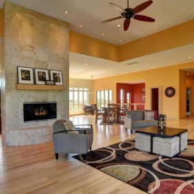 Kipas di siling ruang tamu dapur