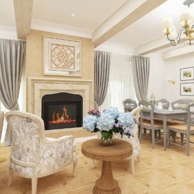 Kandil di siling ruang tamu klasik