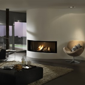 Pemisahan di ruang tamu dengan perapian terbina dalam