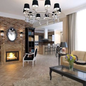 Sejambak bunga segar di atas meja kopi