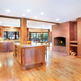 Perapian bata di ruang tamu yang luas