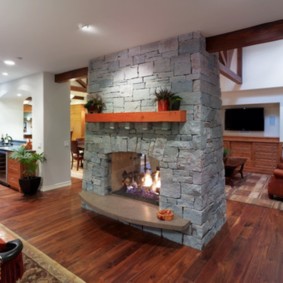 Rak kayu di atas perapian batu