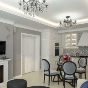 Reka bentuk ruang tamu dapur dengan dua candelier