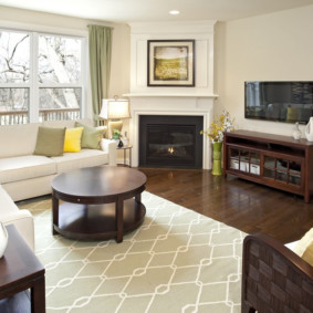 Permaidani ringan di atas lantai gelap