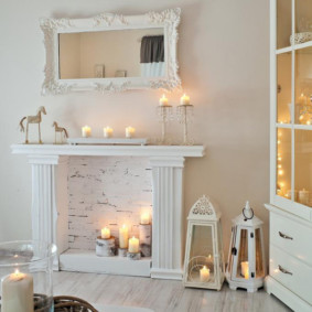 Membakar lilin dalam perapian hiasan