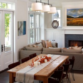 Tali pinggang sempit di atas meja kayu