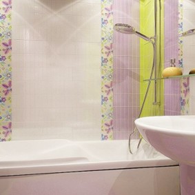 Carrelage étroit sur le mur de la salle de bain combinée