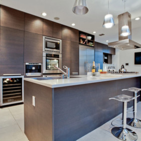 Complete kitchen with facades to the ceiling