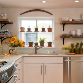 Prateleiras na abertura da janela da cozinha