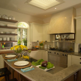 Pratos de porcelana nas prateleiras marrons