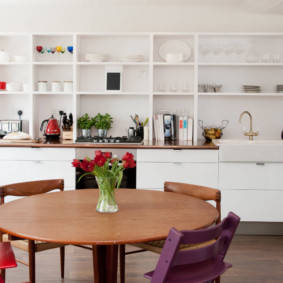 Rack branco com utensílios de cozinha