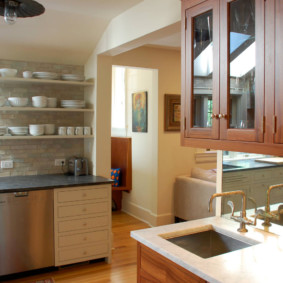 Armário de cozinha com fachadas com moldura