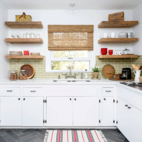 Prateleiras de madeira na parede com uma janela