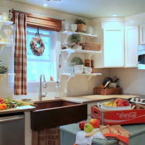 Cortina curta na janela da cozinha