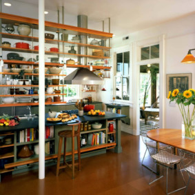 Pendurar prateleiras sobre a ilha da cozinha