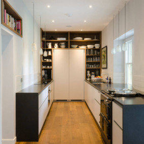 Prateleiras de madeira ao redor do armário