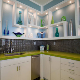 Belas prateleiras com iluminação integrada