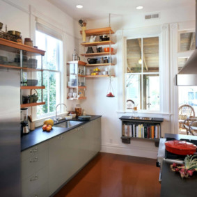 Prateleiras de parede na cozinha de uma casa de campo