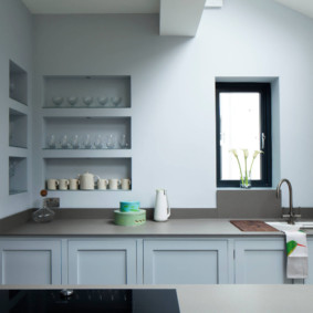 Prateleiras em um nicho de parede de cozinha